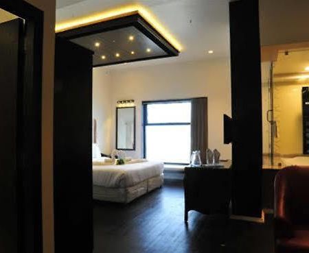 Grand Nakshatra Hotel Ānand Extérieur photo