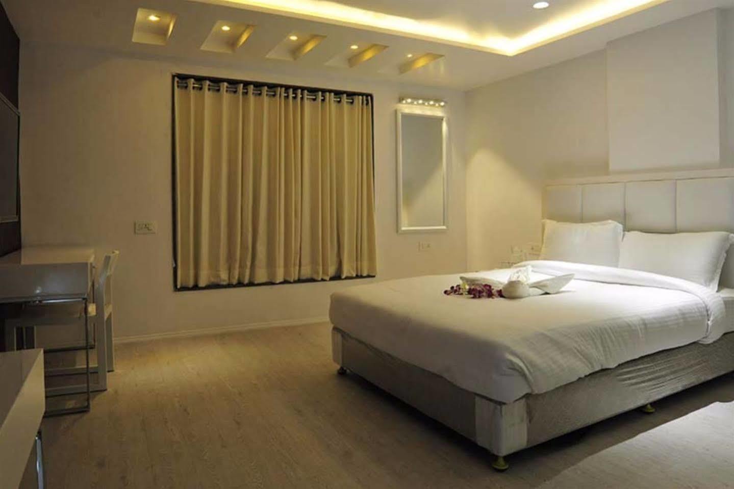 Grand Nakshatra Hotel Ānand Extérieur photo