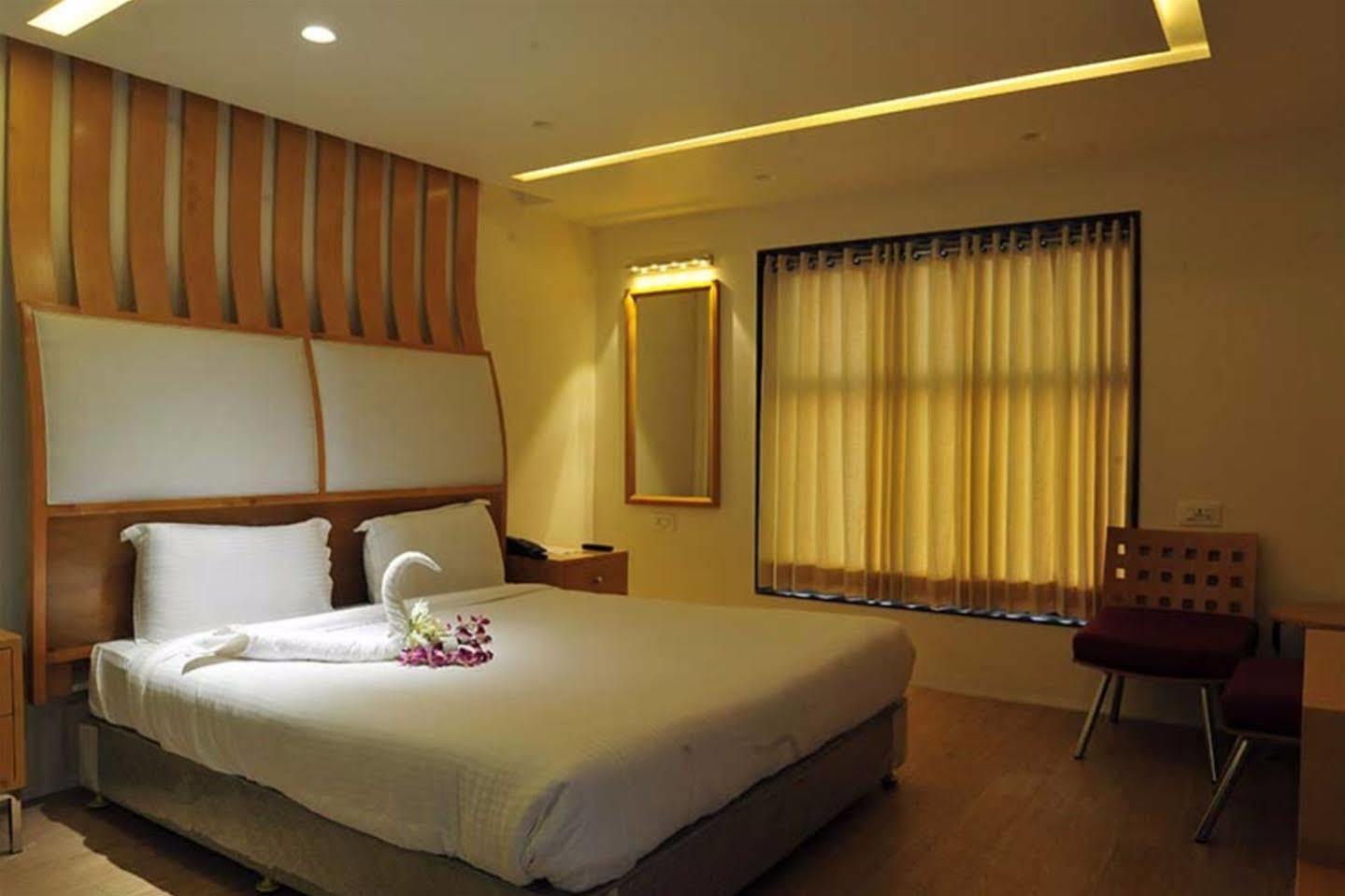 Grand Nakshatra Hotel Ānand Extérieur photo
