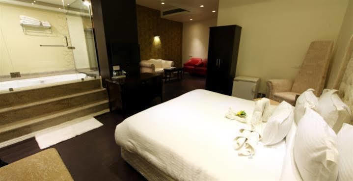 Grand Nakshatra Hotel Ānand Extérieur photo