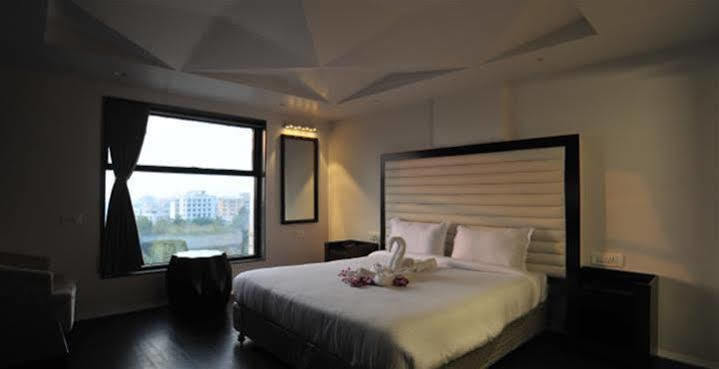 Grand Nakshatra Hotel Ānand Extérieur photo